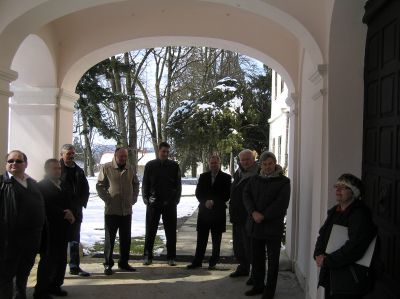 Vlatka Daňková-Pejićová guidar gäster från de tjeckiska föreningarna i Kroatien, inbjudna av veckomagasinet Jednota. Vi befinner oss utanför Antun Jankovićs slott.